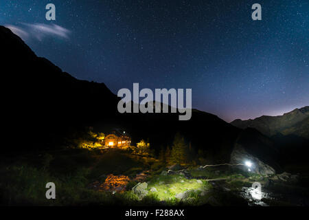 Cielo stellato sopra Gollinghütte di notte, Rohrmoos-Untertal, Schladminger Tauern, Alpi, Stiria, Austria Foto Stock