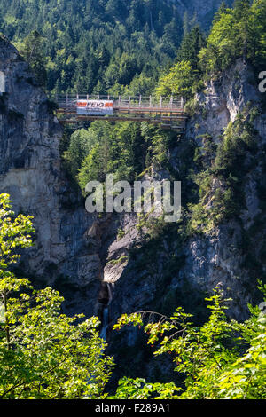 Vista di Marien Brücke, Maria ponte dal castello di Neuschwanstein, Schloss, palazzo sopra il villaggio Hohenschwangaü, Schwangau, Bavaria Foto Stock