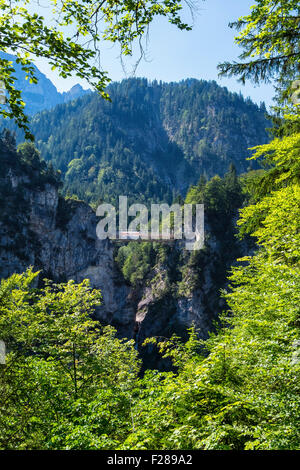 Vista di Marien Brücke,Maria ponte dal castello di Neuschwanstein, Schloss, palazzo sopra il villaggio Hohenschwangaü, Schwangau, Bavaria Foto Stock