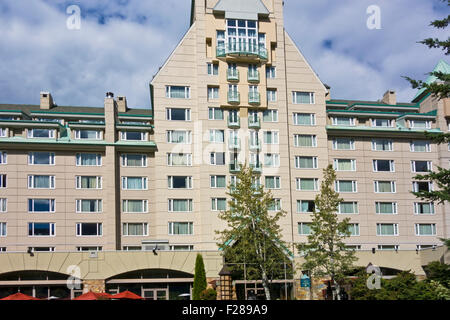 Esterno del Fairmont Chateau Whistler situato nella parte alta del villaggio di Whistler, British Columbia, Canada. Hotel di lusso. Foto Stock