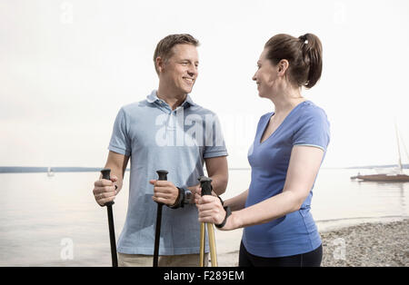 Coppia matura escursionismo sul lungolago, Baviera, Germania Foto Stock