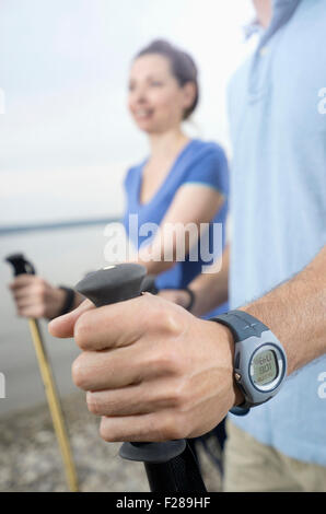 Coppia matura escursionismo sul lungolago, Baviera, Germania Foto Stock