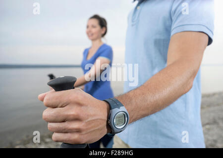 Coppia matura escursionismo sul lungolago, Baviera, Germania Foto Stock