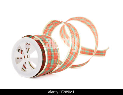 Natale rosso, oro e la striscia verde nastro decorazione isolato su sfondo bianco Foto Stock