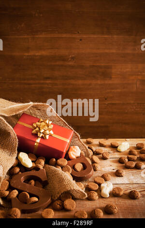'De zak van Sinterklaas' (St. Nicholas' borsa) riempito con 'pepernoten', una lettera di cioccolato e caramelle. Tutti parte dell'traditi Foto Stock