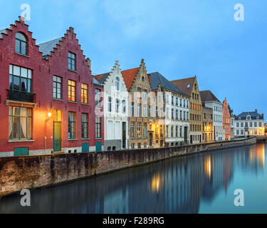 Bruges storica sui tetti spioventi e spiers Foto Stock