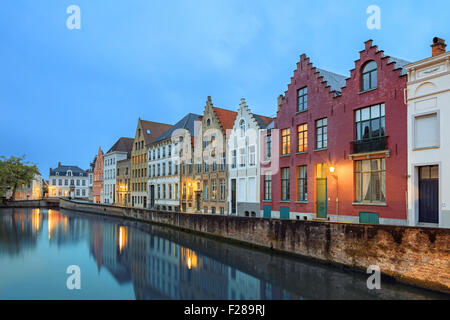 Bruges storica sui tetti spioventi e spiers Foto Stock