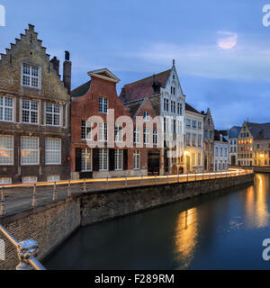 Bruges storica sui tetti spioventi e spiers Foto Stock