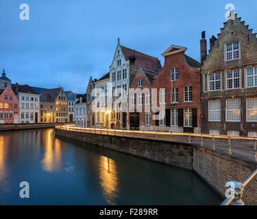 Bruges storica sui tetti spioventi e spiers Foto Stock