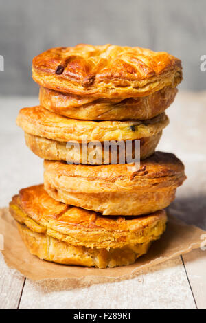 Una pila di fatti in casa torte di carne su un tavolo rustico. Foto Stock