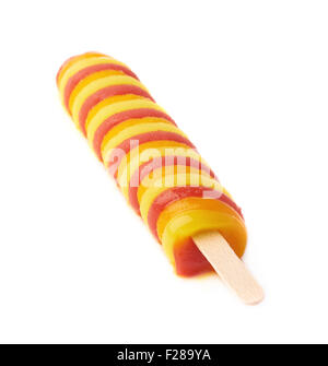 Colorate e twisted frozen succo di frutta ice pop ghiaccioli snack su un bastone di legno isolato su sfondo bianco Foto Stock