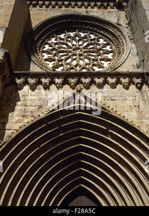 Spagna. Aragona. Provincia di Teruel. Valderrobres. Chiesa di Santa Maria la Mayor. Gotico. Facciata del XIV secolo. Foto Stock