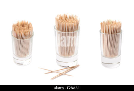 Colpo di vetro riempito con stuzzicadenti di legno isolate su uno sfondo bianco, set di tre diversi scorci Foto Stock