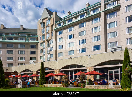 Esterno del Fairmont Chateau Whistler hotel con patio esterno in estate di 2015. Nella parte superiore del villaggio (Blackcomb) Whistler Foto Stock