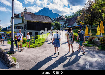 Il turista a godere di un sole estivo nel villaggio Hohenschwangaü, Schwangau, Baviera, Germania Foto Stock