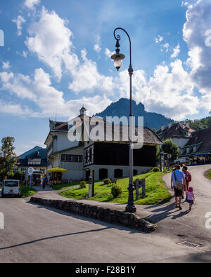 Il turista a godere di un sole estivo nel villaggio Hohenschwangaü, Schwangau, Baviera, Germania Foto Stock