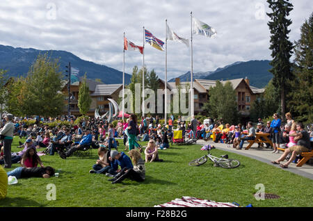 La folla di persone in attesa di frequentare un concerto all'aperto nel villaggio di Whistler, British Columbia, Canada, il fine settimana del Labor Day 2015. Foto Stock