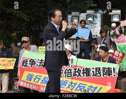 Tokyo, Giappone. Xiv Sep, 2015. Mentre il governo sponsorizzato fatture relative a laccati. la sicurezza nazionale sono in fase di discussione presso una casa superiore comitato speciale nella dieta, migliaia di manifestanti in contrasto con la legislazione di dimostrare al di fuori del Parlamento nel cuore della capitale delle nazioni. Il governo e la pregiudiziale Partito liberale democratico immaginato di mettere la legislazione in materia di sicurezza per un voto in una speciale riunione del comitato il 17 settembre e presentare le fatture ad una parte superiore di assemblea plenaria per farla passare in legge lo stesso giorno. Credito: Natsuki Sakai/AFLO/Alamy Live News Foto Stock