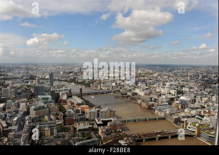 Londra REGNO UNITO - vista guardando a nord ovest di Londra dal Shard oltre il Fiume Tamigi Foto Stock