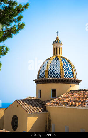 Chiudere la vista su un tipico ancora bella chiesa sulla Costiera Amalfitana. Foto Stock