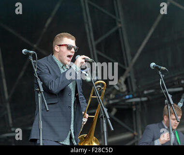 Lucas Petter, trombonista, con Chainska Brassika, sul palco principale al di Blackheath Music Festival. Foto Stock