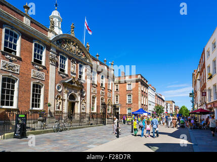 Il settecento Guildhall sulla High Street nel centro della città di Worcester, Worcestershire, England, Regno Unito Foto Stock