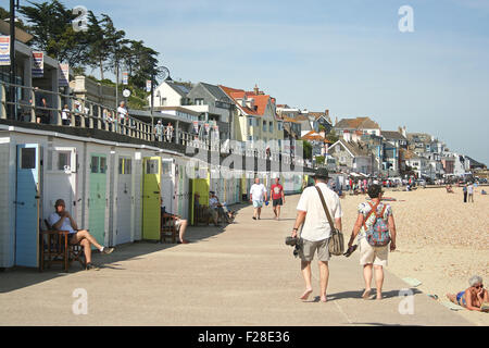 Pittoresca spiaggia di capanne sul lungomare a Lyme Regis, Dorset Foto Stock