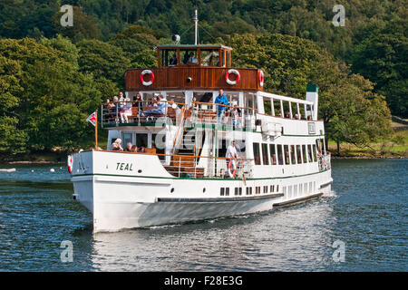 Sistema per la cottura a vapore sul lago Teal avvicinando Lakeside pier all'estremità meridionale del lago di Windermere. Foto Stock