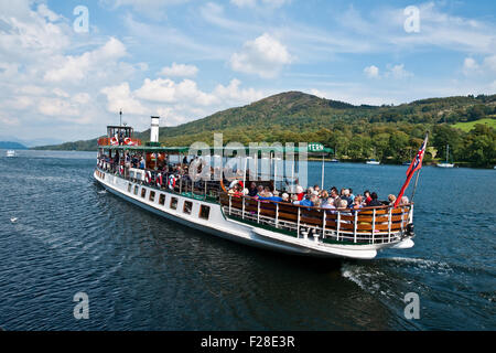 MV Tern, ammiraglia del Lago di Windermere vaporizzatore flotta, lasciando Lakeside all'estremità meridionale del lago. Foto Stock