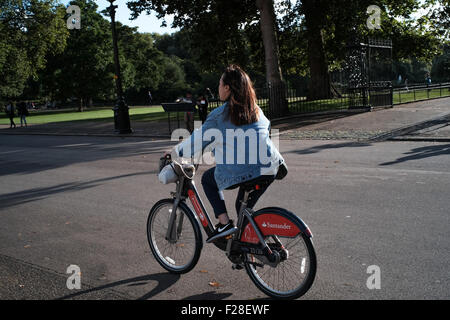 Una signora in sella a Santander Londra il ciclo di trasporto Foto Stock