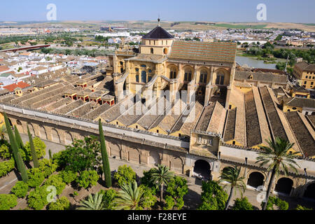 Vista aerea della Mezquita catedral (Cattedrale Moschea) dalla Torre del Alminar, Cordoba, Andalusia, Spagna Foto Stock
