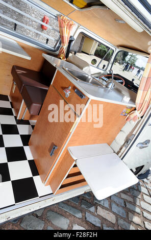 1967 Volkswagen Bay Window camper van cucina e interno Foto Stock