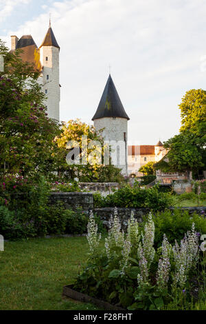 Chateau du Rivau, in inizio di mattina di luce, con il giardino segreto in primo piano Foto Stock
