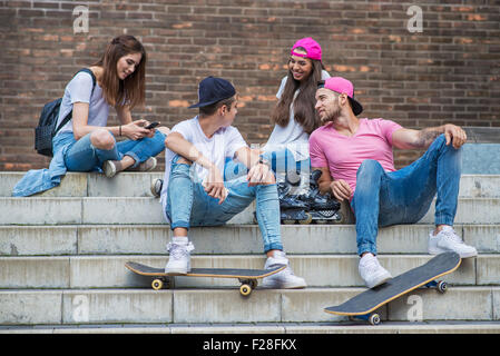 Guidatore di skateboard amici su per le scale, fatta selfie foto Foto Stock