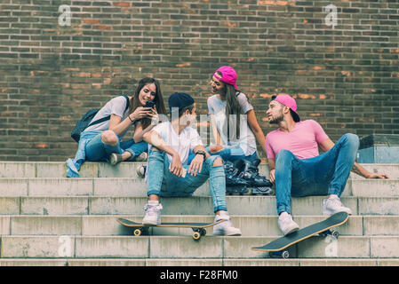 Guidatore di skateboard amici su per le scale, fatta selfie foto Foto Stock