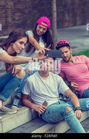 Guidatore di skateboard amici su per le scale, fatta selfie foto Foto Stock