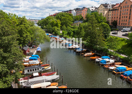 Angolo di alta vista delle barche ormeggiate in porto, Palsundet, Sodermalm, Stoccolma, Svezia Foto Stock