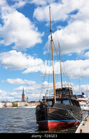 Nave a vela ormeggiata in porto con una chiesa in background, Riddarfjarden, Stoccolma, Svezia Foto Stock