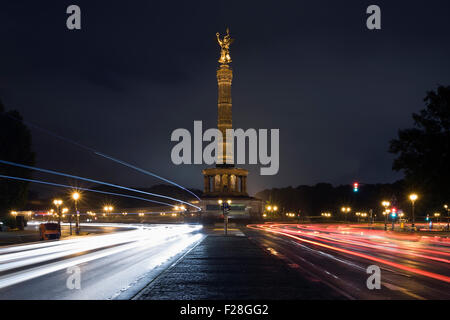 La colonna della vittoria di notte, Berlino, Germania Foto Stock