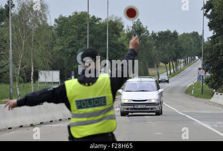 Breclav, Repubblica Ceca. Xiv Sep, 2015. Un funzionario di polizia arresta un auto come i controlli di polizia vetture di Breclav, vicino al confine Czech-Austrian, lunedì 14 settembre, 2015. La Repubblica ceca rafforza la Pattuglia di Confine Czech-Austrian dopo la Germania ristabiliti i controlli di frontiera per il controllo onde migranti. © Dalibor Gluck/CTK foto/Alamy Live News Foto Stock