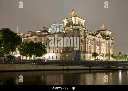 Il palazzo del Reichstag a Berlino la notte, Germania Foto Stock