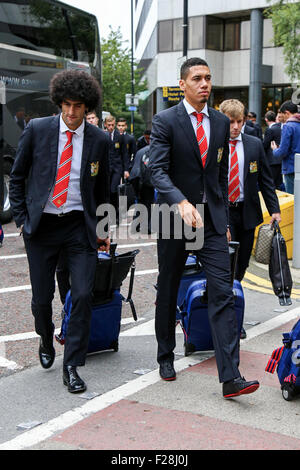 Il Manchester United Marouane Fellaini (sinistra), Chris Smalling (centro) & Luca Shaw (destra) arrivano all'aeroporto di Manchester. Foto Stock