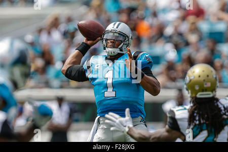 Settembre 13, 2015, Jacksonville FL, Carolina Panthers quarterback Cam Newton #1 sembra downfield per un ricevitore in un gioco contro Jacksonville Jaguars il 13 settembre 2015, presso Campo EverBank a Jacksonville, in Florida. Le Pantere sconfitto giaguari 20-9. Margaret Bowles/CSM Foto Stock