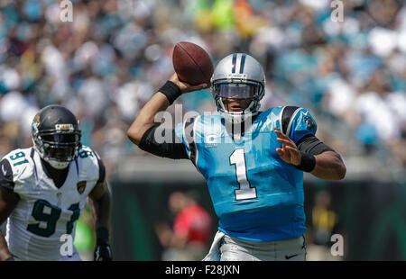 Settembre 13, 2015, Jacksonville FL, Carolina Panthers quarterback Cam Newton #1 getta downfield per un ricevitore in un gioco contro Jacksonville Jaguars il 13 settembre 2015, presso Campo EverBank a Jacksonville, in Florida. Le Pantere sconfitto giaguari 20-9. Margaret Bowles/CSM Foto Stock