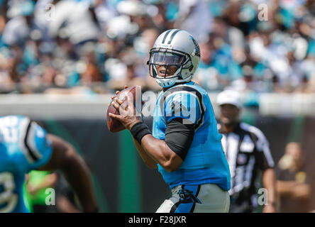 Settembre 13, 2015, Jacksonville FL, Carolina Panthers quarterback Cam Newton #1 sembra downfield per un ricevitore in un gioco contro Jacksonville Jaguars il 13 settembre 2015, presso Campo EverBank a Jacksonville, in Florida. Le Pantere sconfitto giaguari 20-9. Margaret Bowles/CSM Foto Stock