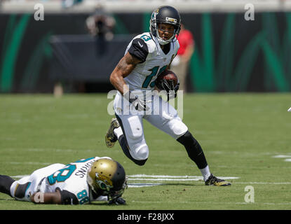 Settembre 13, 2015, Jacksonville FL, Jacksonville Jaguars wide receiver Rashad Greene #13 guadagna yardage dopo la cattura in una partita contro la Carolina Panthers il 13 settembre 2015, presso Campo EverBank a Jacksonville, in Florida. Le Pantere sconfitto giaguari 20-9. Margaret Bowles/CSM Foto Stock