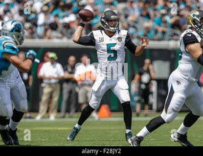 Settembre 13, 2015, Jacksonville FL, Jacksonville Jaguars quarterback Blake Bortles #5 Guarda downfield per un ricevitore n un gioco contro la Carolina Panthers il 13 settembre 2015, presso Campo EverBank a Jacksonville, in Florida. Le Pantere sconfitto giaguari 20-9. Margaret Bowles/CSM Foto Stock