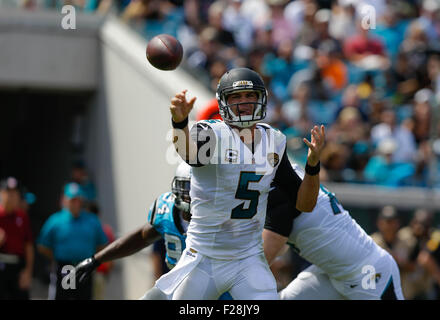 Settembre 13, 2015, Jacksonville FL, Jacksonville Jaguars quarterback Blake Bortles #5 getta downfield ad un ricevitore in una partita contro la Carolina Panthers il 13 settembre 2015, presso Campo EverBank a Jacksonville, in Florida. Le Pantere sconfitto giaguari 20-9. ..Margaret Bowles/CSM Foto Stock