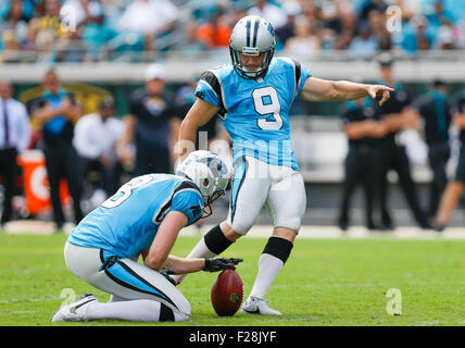 Settembre 13, 2015, Jacksonville FL, Carolina Panthers kicker Graham Gano #9 calci ad un obiettivo del campo fine nella partita contro il Jacksonville Jaguars il 13 settembre 2015, presso Campo EverBank a Jacksonville, in Florida. Le Pantere sconfitto giaguari 20-9. ..Margaret Bowles/CSM Foto Stock