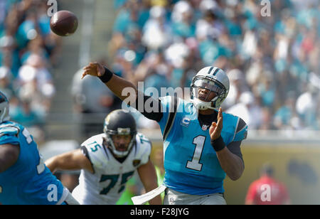 Settembre 13, 2015, Jacksonville FL, Carolina Panthers quarterback Cam Newton #1 getta downfield per un ricevitore in un gioco contro Jacksonville Jaguars il 13 settembre 2015, presso Campo EverBank a Jacksonville, in Florida. Le Pantere sconfitto giaguari 20-9. ..Margaret Bowles/CSM Foto Stock